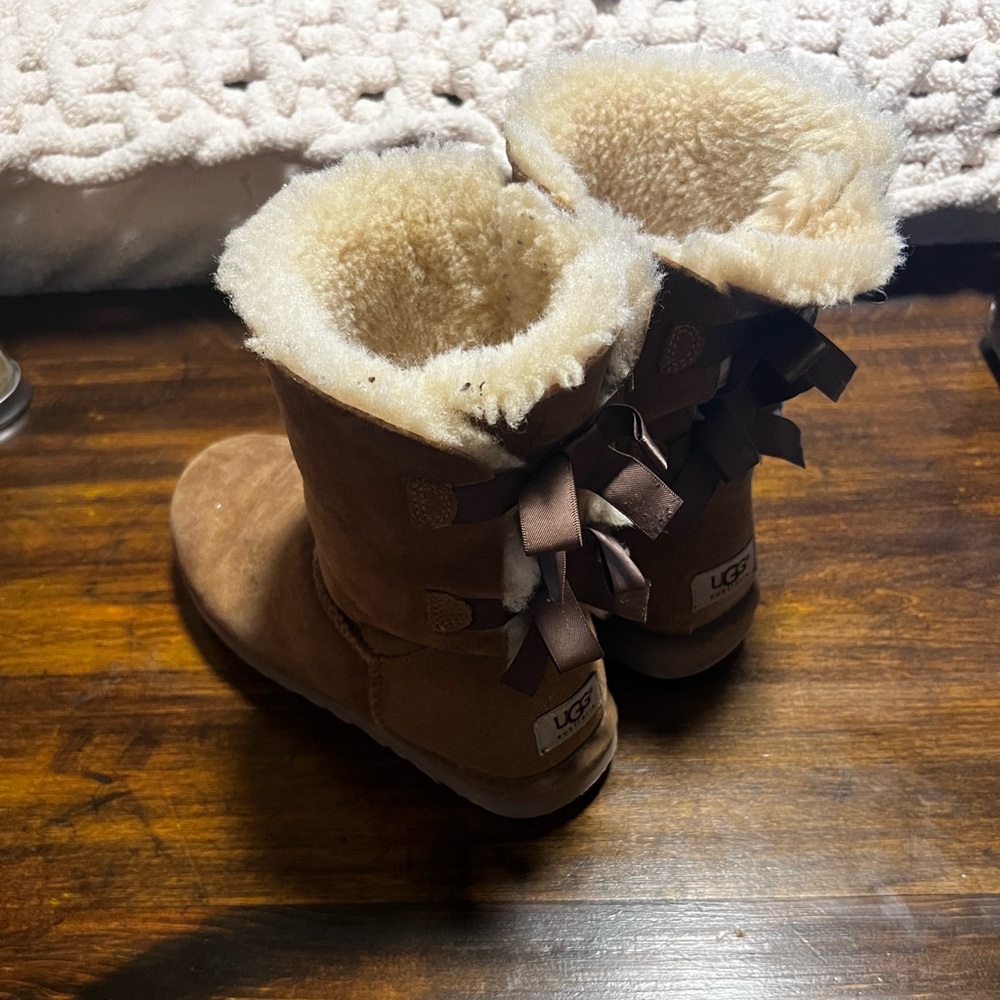 Ugg- Bailey bow (chestnut)